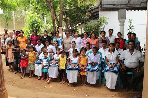 (서울=연합뉴스) 최서연 원불교 교무가 2015년 8월 스리랑카 디지타푸라 지역에 장학금을 전달하고 그곳 초중고교의 학생, 교사, 학부모와 기념촬영을 하고 있다. 2016. 7. 29. [원불교 서울외국인센터 제공]