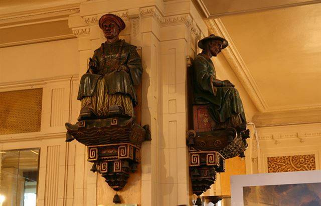 벽에 붙어있는 두 중국인의 입상.  카페 이름 '레 되 마고'는 '두 중국인 조각상'이라는 뜻이다. ⓒ Ayustety / CC-BY-2.0