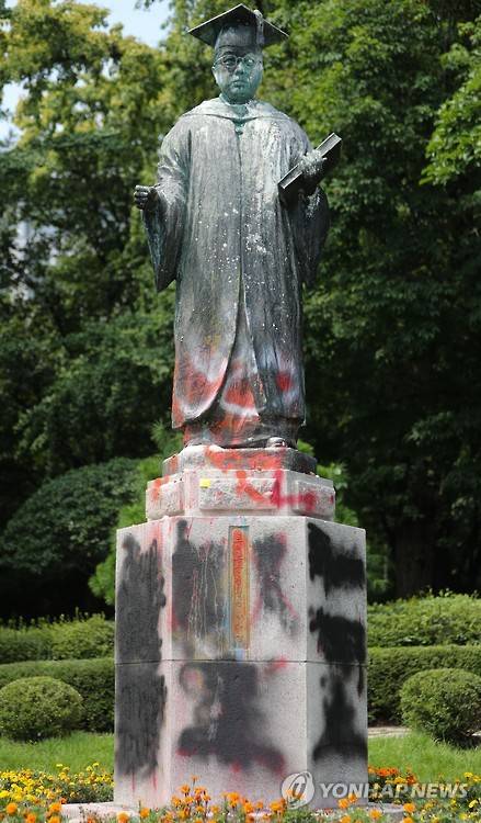 훼손된 이대 초대총장 김활란 동상     (서울=연합뉴스) 류효림 기자 = 이화여대가 직장인을 대상으로 하는 평생교육 단과대학을 설립하기로 하자 학생들이 대학 본관을 점거하는 등 거세게 반발하고 있다. 사진은 30일 학생들이 페인트를 칠하고 계란을 던져 훼손한 초대총장 김활란 동상. 2016.7.30     ryousanta@yna.co.kr