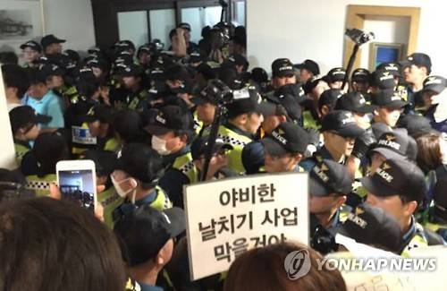 이화여대 본관 진입한 경찰     (서울=연합뉴스) 30일 오후 서울 서대문구 이화여대 본관에 진입한 경찰이 직장인 대상 평생교육 단과대학 설립에 반대하며 점거농성을 벌이는 학생들과 충돌을 빚고 있다. 2016.7.30 [이화여대 학생 제공=연합뉴스]     photo@yna.co.kr