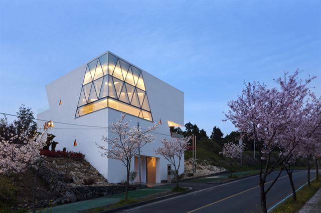 제주 서귀포 중문관광단지 인근 경사도로에 자리한 시선재. 40대 후반의 부부가 눈에 확 띄는 집을 지어달라며 건축가를 찾아왔다. 박영채 제공