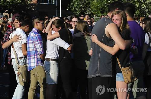美시애틀 인근 주택서 총기난사…3명 사망, 용의자 검거      (시애틀 AP/시애틀 타임스=연합뉴스) 미국 워싱턴주 시애틀 근교 셔놀트 시의 한 가옥에서 30일 오전(현지시간) 총기난사 사건이 발생, 3명이 사망하고 1명이 다쳤다. 사진은 이날 카미액 고교 밖에서 희생자들을 추모하기 위해 모인 청소년들이 끌어 앉은 채 슬퍼하는 모습.    bulls@yna.co.kr