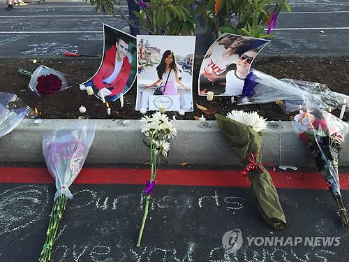 꽃다운 청소년들이…      (시애틀 AP/시애틀 타임스=연합뉴스) 미국 워싱턴주 시애틀 근교 셔놀트 시의 한 가옥에서 30일 오전(현지시간) 총기난사 사건이 발생, 3명이 사망하고 1명이 다쳤다.     경찰은 차를 타고 달아나던 19세 남성 용의자를 추격해 사건 현장에서 182㎞ 떨어진 지점에서 검거했다.  사진은 이날 카미액 고교 주차장에 총기 난사로 희생된 청소년들의 사진과 조화가 놓여 있는 모습.    bulls@yna.co.kr