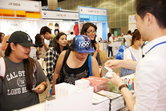 KCON 박람회를 찾은 외국인 관람객들이 한국 화장품을 직접 사용해보고 있다. /CJ 제공
