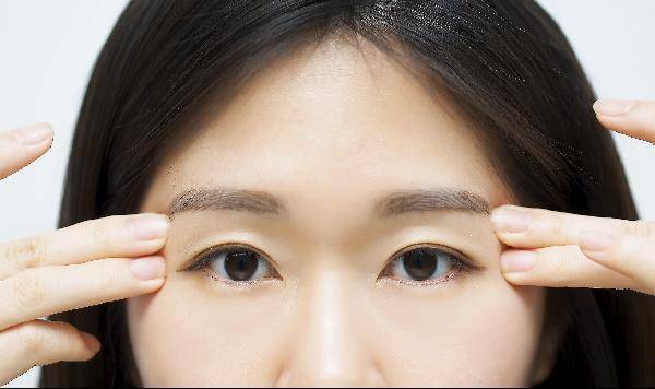 [헬스조선]눈가에 생기는 트러블은 생김새별로 원인과 치료법이 달라진다. 여드름 짜듯 짤 경우 흉터로 남을 수 있어 주의해야 한다/사진-헬스조선 DB