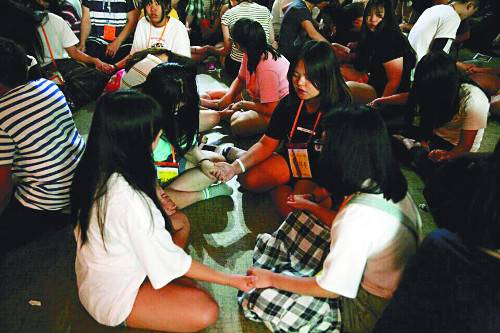 기도회 시간에 아이들이 손을 잡고 기도하는 모습. 구평교회 제공