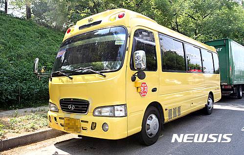 【광주=뉴시스】신대희 기자 = 광주경찰청은 1일 통학버스에 원생을 8시간 가량 방치해 의식불명에 빠뜨린 혐의(업무상과실치상)로 모 유치원 원장 등 관계자 4명을 입건해 조사하고 있다고 밝혔다. 사진은 이날 오후 광주 광산구 한 아파트 대로변에 해당 유치원 버스가 주차돼 있는 모습. 2016.08.01.    sdhdream@newsis.com