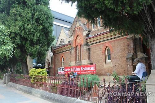 '평화의 소녀상'이 들어설 시드니 애시필드 교회      (시드니=연합뉴스) 김기성 특파원 = 약 1년 후 '평화의 소녀상'이 들어설 호주 시드니 소재 애시필드 연합교회(목사 빌 크루스)의 모습.  1일 낮 몇몇 주민이 교회 측이 제공하는 무료 점심을 먹고 있다.