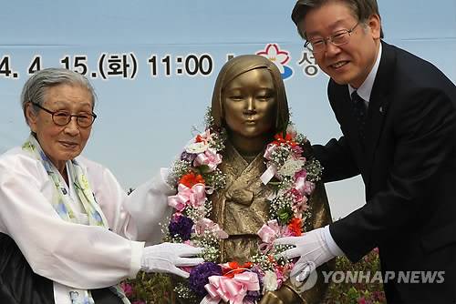 이재명 성남시장(왼쪽)과 일본군  일본군 위안부 강제동원의 '산 증인' 김복동(88) 할머니 [연합뉴스 자료사진]