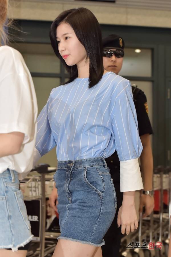 인천국제공항을 통해 입국하고 있는 트와이스 사나. 사진=장동규 기자 jk31@hankooki.com