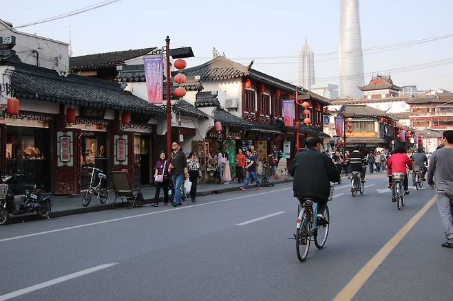 청나라 말기 번화가였던 상하이라오제(上海老街). 뒤쪽으로 중국에서 두번째로 높은 빌딩 상하이타워(Shanghai Tower)가 보인다.
