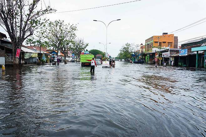 6월8일 인도네시아 자바 섬 세마랑에서 폭우로 수십 명이 사망하는 기상재해가 발생했다.