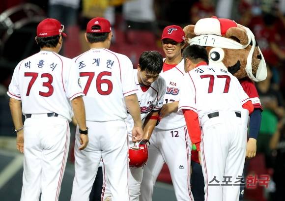 박찬호에게 모자를 벗고 인사하고 있는 KIA 김기태 감독. 스포츠코리아 제공