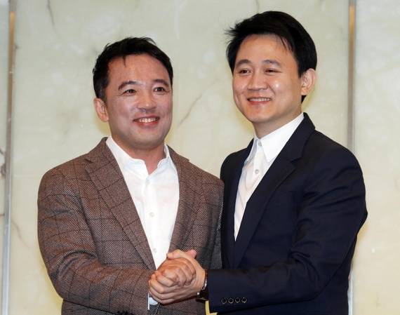 방준혁 넷마블 의장(오른쪽)과 김택진 엔씨소프트 사장(왼쪽)이 공동사업과 전략적 투자를 위한 협약식을 가진뒤 손을 잡으며 포즈를 취하고 있다. /조선DB