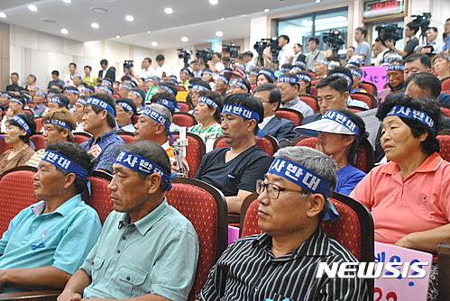 【성주=뉴시스】박홍식 기자 = 더불어민주당 소속 의원 8명이 3일 사드 배치 예정지인 경북 성주를 찾았다. 김현권·표창원 등 민주당 의원들이 사드배치 장소인 성산포대를 둘러본 후 성주군청에서 주민과  간담회를 가졌다. 머리에 파란 띠를 두른 성주 주민들이 의원들의 얘기를 경청하고 있다. 2016.08.03   phs6431@newsis.com