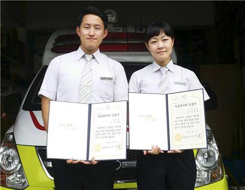 박성원 소방교(왼쪽), 정샛별 소방사(오른쪽)