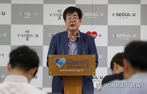 '청년수당' 보건복지부 방침에 대한 서울시 입장 발표     (서울=연합뉴스) 김주성 기자 = 전효관 서울혁신기획관이 3일 오후 서울시청 브리핑실에서 청년활동지원비(청년수당) 지급 강행에 따른 보건복지부의 직권취소 방침에 대한 서울시의 입장을 밝히고 있다.