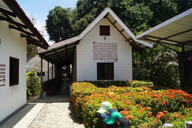 가르시아 마르케스가 어린 시절 실제 살았던 아라카타카의 집. 사진 우석균 교수