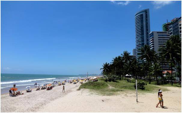 고층빌딩의 에어컨 열기에 맞선 보아 비아젬(Boa Viagem) 해변의 비키니 열기.