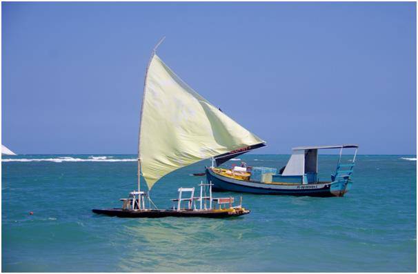 썰물 때 최고 매출을 올리는 오픈 벤치 보트, ‘잔가다’. 백사장에서 자연풀장으로 여행객을 실어 나른다.  ⓒrvé around
