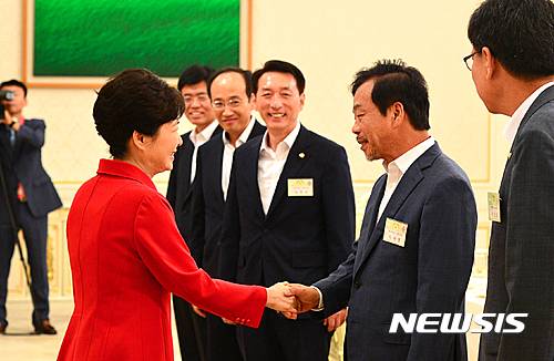 【서울=뉴시스】전진환 기자 = 박근혜 대통령이 4일 오전 청와대 인왕실에서 새누리당 대구·경북지역 의원들과의 간담회에 참석, 사드 배치지역인 성주가 지역구인 이완영 의원과 악수 하고 있다. 2016.08.04   amin2@newsis.com