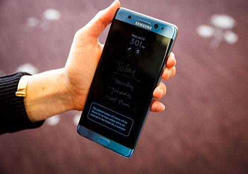 새로워진 갤노트7에서는 전화를 켜지 않고도 메모해 둔 것을 볼 수 있어 쇼핑 할 때 도움이 될 것으로 보인다. (사진=씨넷)