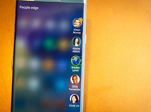 엣지 스크린을 활용한 연락처 즐겨찾기 기능 (사진=씨넷)