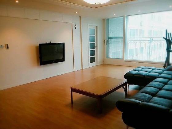 미니멀리즘을 실천하고 있는 황윤정씨의 거실.(황윤정씨 제공).© News1