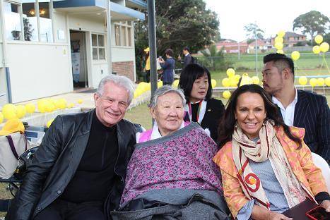 6일 호주 시드니 한인회관 앞마당에서 열린 '평화의 소녀상' 제막식 행사에 앞서 일본군 위안부 피해자 길원옥 할머니(중앙)와 빌 크루스 애시필드 연합교회 목사(왼쪽), 호주 원주민 여성 최초로 연방 하원의원에 당선된 린다 버니가 함께 포즈를 취했다.[시드니=연합뉴스]