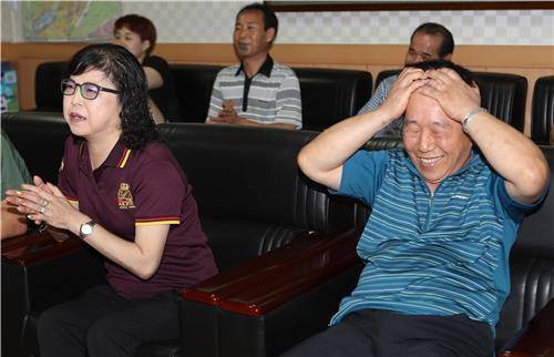 리우 올림픽 여자 유도 48㎏급 결승전에서 정보경 선수가 석패, 은메달에 머물자 정 선수 아버지 정철재 씨와 어머니 윤옥분 씨가 아쉬워하고 있다. <사진출처=연합뉴스>