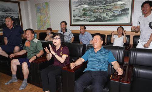 올림픽 여자 유도 48㎏급 결승전이 벌어진 7일 오전 경남 양산시 평산동 마을회관에서 정보경 선수 부모와 마을 주민들이 밤샘 응원전을 펼치고 있다. <사진출처=연합뉴스>