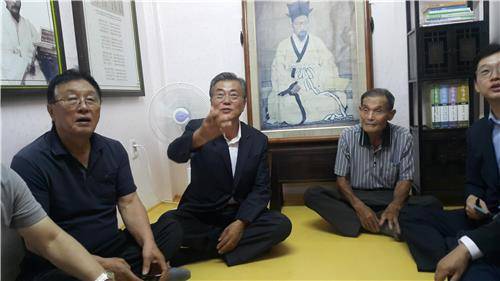 매천 선생 영정 앞에서 대화 나누는 문재인 전 대표.