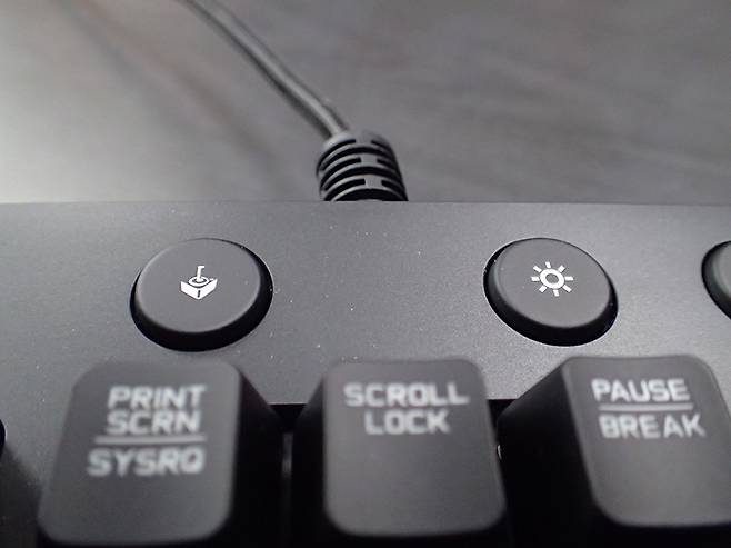 게임 버튼과 LED 밝기 조절 버튼