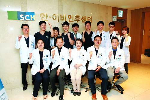 순천향대서울병원 안과 의료진이 지난 5일 망막클리닉 앞에서 파이팅을 외치고 있다. 앞줄 왼쪽부터 선해정, 이성진, 박성희, 하승주, 정진권 교수. 순천향대서울병원 제공