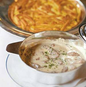 송아지 고기에 크림소스를 섞은 취르허 게슈넷첼테스.