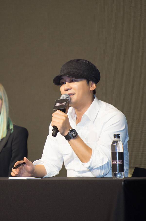 양현석 YG 프로듀서가 8일 오후 서울 논현동에서 블랙핑크의 기자간담회에 동석해 팀의 탄생과 제작 과정 등을 소개하고 있다.