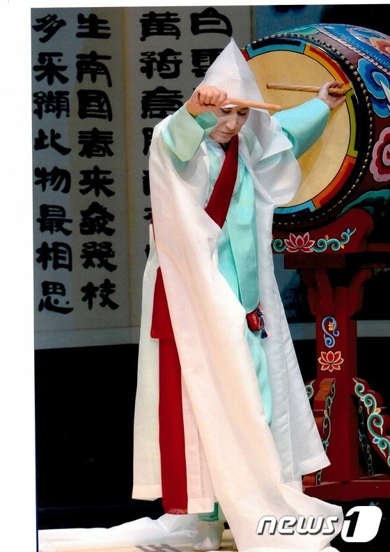 대전시립박물관이 9월2~4일 대전역사박물관 대강당에서 법우스님의 '승무' 공개강좌를 연다. 사진은 승무를 추고 있는 법우스님 모습© News1