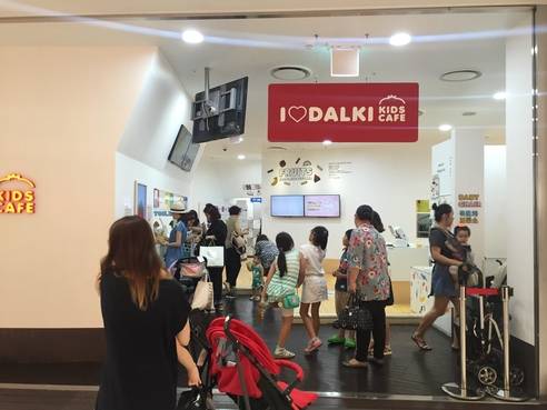 타임스퀘어 지하 2층 키즈카페 딸기가 좋아 입구. 우측에 이용객들이 유모차를 보관할 수 있는 공간이 따로 마련돼 있다. / 박원익 기자