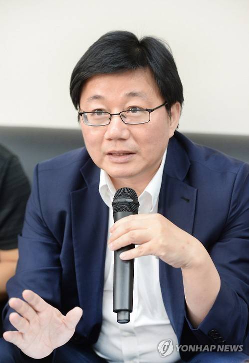 사상 최대전력 기록 관련 브리핑     (서울=연합뉴스) 채희봉 산업통상자원부 에너지자원실장이 9일 오전 정부세종청사 산업부 기자실에서 '전력수급 위기경보 발령시 비상단계별 대책'과 '문 열고 냉방영업 행위'를 금지하는 에너지 사용제한 조치 시행 예정 등과 관련해 출입기자단에게 브리핑하고 있다. 2016.8.9 [산업통상자원부 제공=연합뉴스]     photo@yna.co.kr