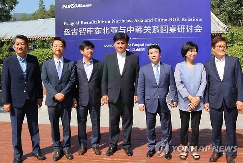 야당의원단 방중 이틀째, 한중좌담회 참석     (베이징=연합뉴스) 홍제성 특파원 = 더불어민주당 소속 초선 의원 6명이 방중 이틀째인 9일 베이징에서 중국 전문가들과 함께 판구연구소가 주최한 한중 좌담회에 참석했다. 사진은 한국 측 의원들.