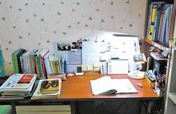 연예인 사진과 명언 등이 붙어 있는 이양의 책상.