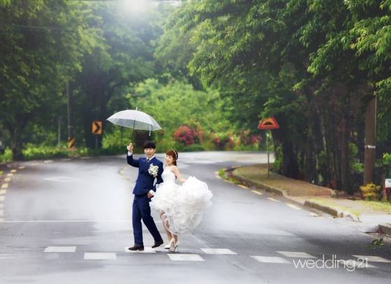 박슬기, 훈남 남편과 찍은 웨딩화보 공개..'우리 행복해요!'