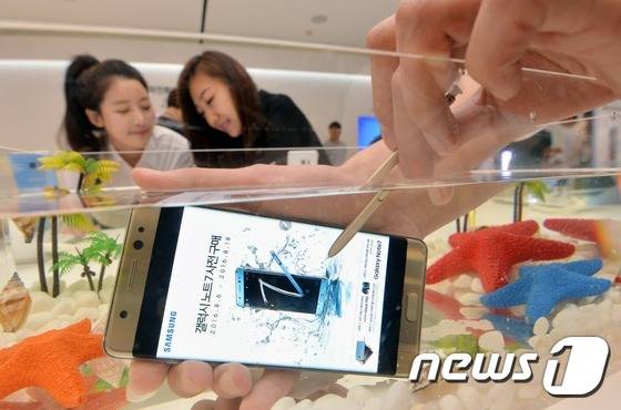 11일 서울 서초구 삼성전자 서초사옥 다목적홀에서 열린 '갤럭시 노트7' 미디어데이 행사에서 관계자들이 '갤럭시 노트7'의 방수 기능을 시연하고 있다. '갤럭시노트7'은 오는 19일 이동통신 3사를 통해 64GB 단일 모델로 출시되며, 출고가는 98만8900원이다. 2016.8.11/뉴스1 © News1 오대일 기자