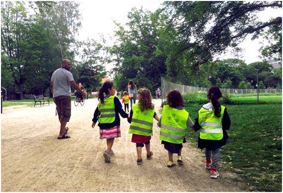 안전조끼를 입고 소풍을 가는 코펜하겐의 아이들