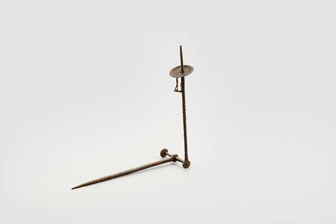 광산에서 사용한 철제 휴대용 촛대. 바닥에 놓는 대신 벽에 꽂아 사용했다.