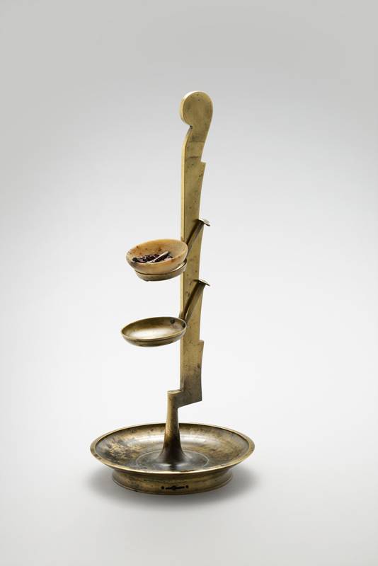 유기로 만든 등잔대. 4단의 걸개가 있어 등잔받침과 기름받이의 높이를 조절할 수 있다.