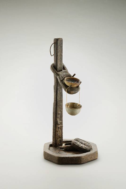 종이를 꼬아 만드는 지승기법으로 제작한 등잔대. 조선 중기의 작품이다.