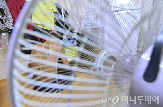 전국적으로 폭염이 이어진 10일 오후 서울 동자동 쪽방촌에서 한 주민이 선풍기 바람에 의존해 더위를 식히고 있다./사진제공=뉴스1