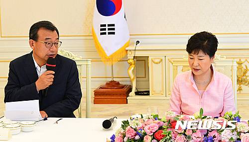 【서울=뉴시스】전진환 기자 = 박근혜 대통령이 11일 오후 청와대 인왕실에서 새누리당 신임 지도부와 오찬에 앞서 이정현 당 대표의 인사말을 듣고 있다. 2016.08.11.   amin2@newsis.com