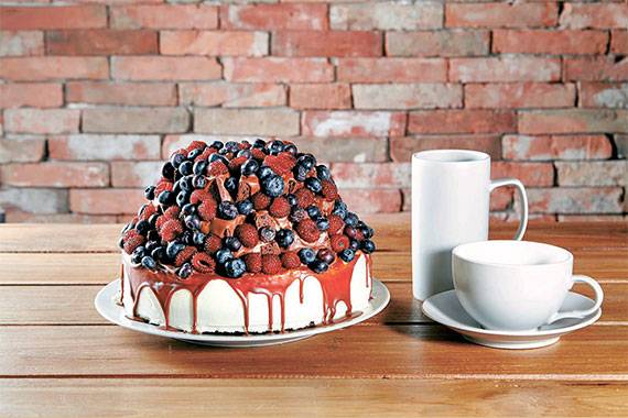 블루베리, 라즈베리와 초콜릿을 듬뿍 올린 덕분에 ‘비주얼 폭탄’ ‘칼로리 폭탄’이란 별명을 얻은 러시아 디저트 브랜드 ‘컨버세이션’의 우피 케이크. [사진 컨버세이션]